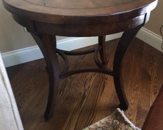 WOODBRIDGE, ROUNND END TABLE
