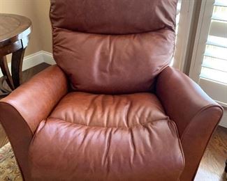 PAIR OF LEATHER LA-Z-BOY ELECTRIC ARM CHAIRS