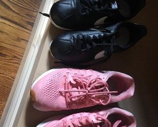 LADY NIKE, SIZE 8.5