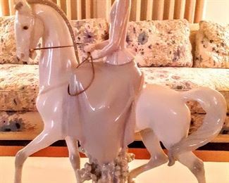 Oh my, my, my! Magnificent "Lladro" figuerine of  "socialite" lady on horseback.  This exquisite piece is in pristine condition!