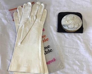 Vintage Women's Accessories    https://ctbids.com/#!/description/share/227188