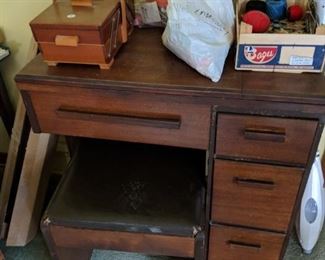 $50  Vintage Singer sewing machine/cabinet