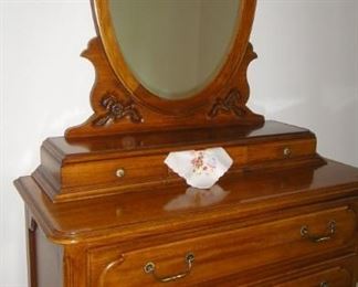 Dresser w/mirror 