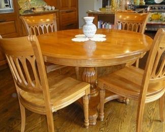 Nichols and Stone Kitchenette, table w/leaf and 6 chairs