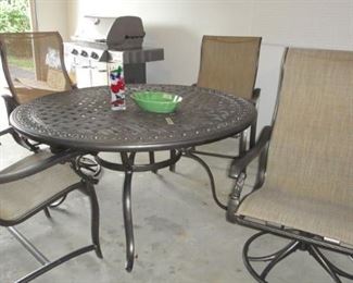 Patio Set, Cast Aluminum. Excellent condition, 