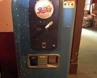 ORIGINAL VINTAGE PEPSI COLA DRINK MACHINE BEEN STORED FOR YEARS