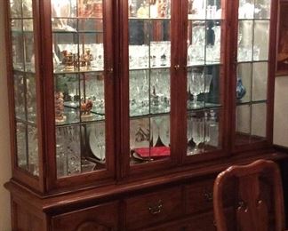 Stunning Thomasville Formal Dining Room Set with China hutch, Table in flawless condition opens to 109in w 2 leaves, matching buffet server