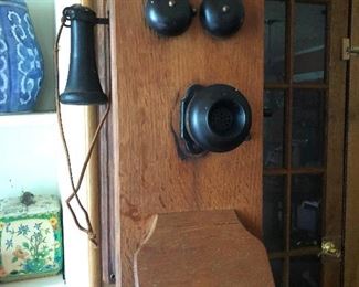 Olde timey telephone like the kind used on The Munsters