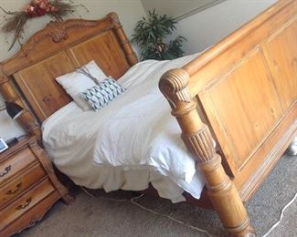 Side view queen size bed: excellent condition 