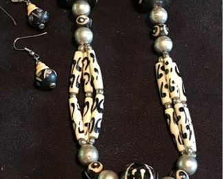 Necklace Black  White Beads