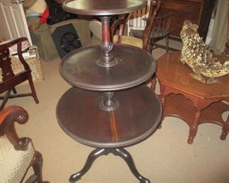 GEORGIAN mahogany three tier dumbwaiter, c. 1770