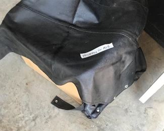 Tonneau leather cover for convertible vintage MGB - Garage