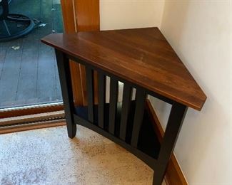 CORNER TABLE