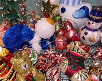 HOLIDAY / CHRISTMAS DECORATIONS