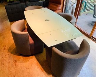 EXPANDABLE GLASS TABLE WITH 4 CHAIRS FROM HILLSIDE 
TABLE EXPENDED
39.5”W x 71”L x 29.5”H
TABLE 39.5”L x 39.5”W x 29.5”H
