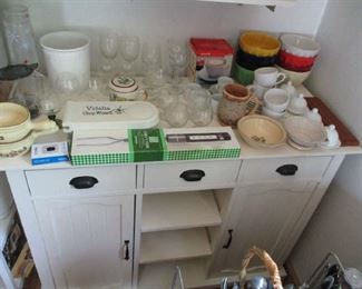 Kitchen and glassware items