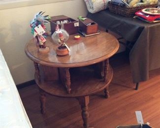 Unique 2-tier end table top turns around! Maple excellent condition,
