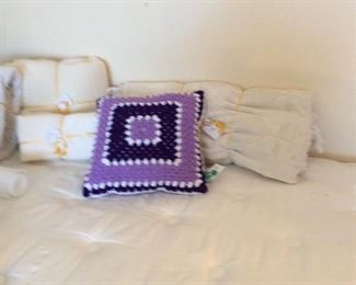 Twin bed with Serta mattress. Lots of linens