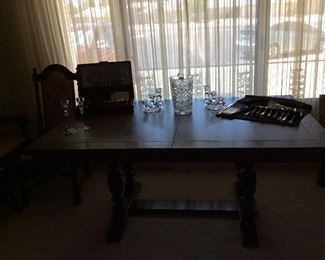 Dining room set. 6 chairs. 2 table pads