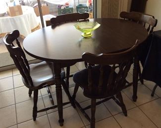 Very nice Kitchen dining set. 4 chairs & 1 leaf
