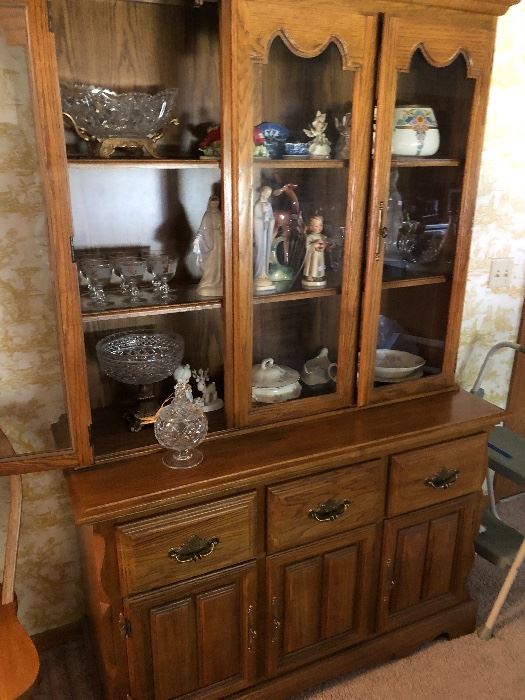 Great china cabinet, has matching table