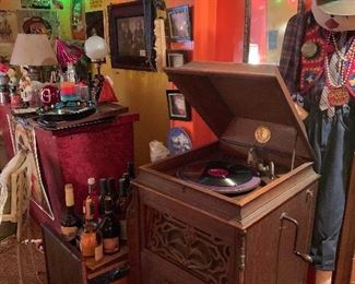 Hand crank phonograph