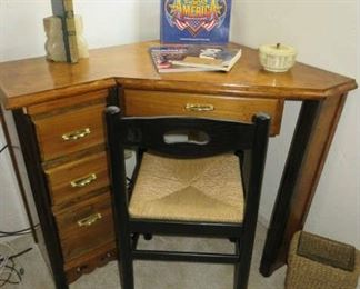 Small Corner Desk w/4 Drawers