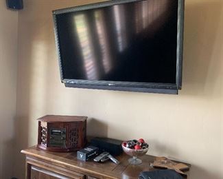 Flatscreen TV, speakers