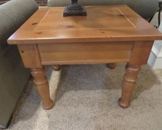 Pine Wood End Table
Broyhill
