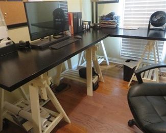 Trestle Desk
Adjust to standing Desk
