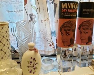 bathroom, lots of old goodies