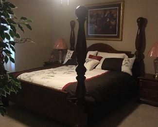 King sized four poster bed.