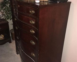 Five drawer serpentine front chest of drawers.