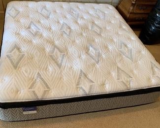 King Carrington Chase Sealy Pillow top Mattress	16x75x77in	HxWxD	Mattress only.. clean no stains 