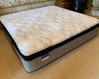 King Carrington Chase Sealy Pillow top Mattress	16x75x77in	HxWxD	Mattress only.. clean no stains 