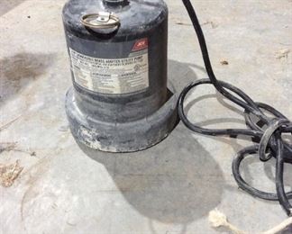 Submersible water pump