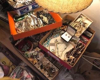 NICE SELECTION OF ASSORTED COSTUME JEWELRY
