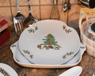 Christmas Dishes & Serving Pieces