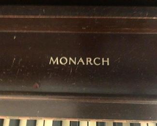 Monarch piano, comes with crown and throne (no crown and throne)