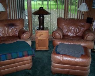 PAIR OF SEALY LEATHER CHAIRS & OTTOMANS, PINE STAND & MICA LAMP