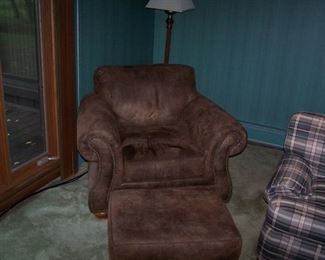 BROYHILL LEATHER ARM CHAIR & OTTOMAN