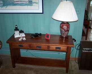 CHERRY SOFA TABLE, LAMP & SMALLS