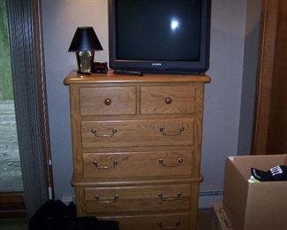 OAK CHEST, LAMP & OLDER TV