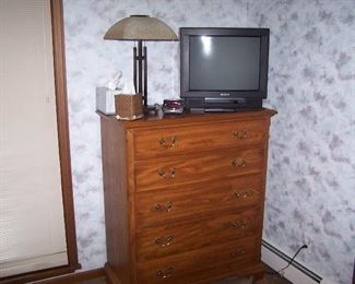 CHEST OF DRAWERS, LAMP & OLDER TV