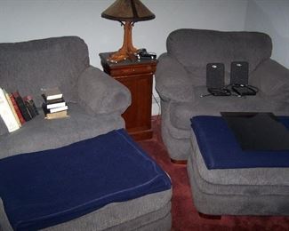 PAIR OF GRAY EASY CHAIRS & OTTOMANS, SMALL STAND & MICA CO. LAMP