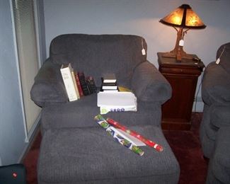 ONE OF A PAIR OF GRAY LAZY-BOY CHAIRS WITH OTTOMANS, SMALL STAND & MICA LAMP