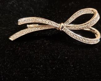 Leo Pizzo 18k white gold and diamond bow pin