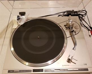 Pioneer direct drive turn table in working condition SORRY THIS ITEM IS NO LONGER FOR SALE