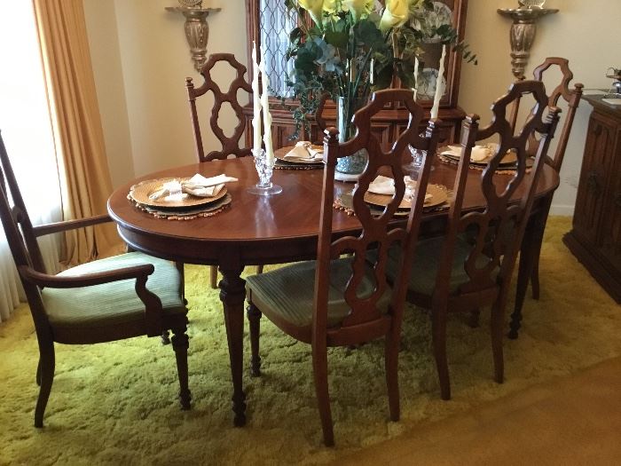 Lovely table & Chairs