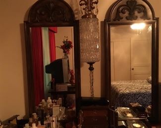 Bedroom 2 - dresser with double mirrors - hanging lamp